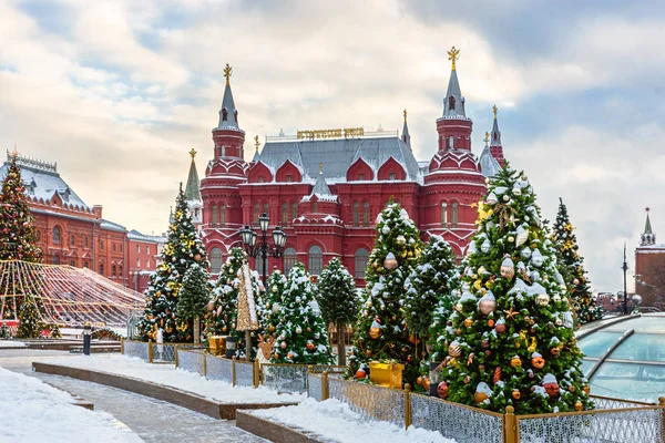 Julen i Moskva. Manezhnaya torget dekorerad för den nya ja — Stockfoto