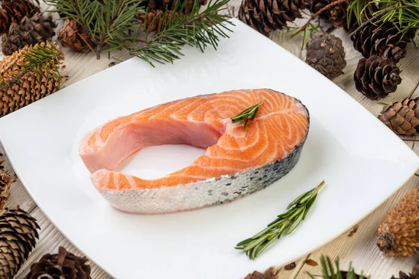 Bistecca Cruda Salmone Crudo Piastra Bianca Abete Sfondo Cono — Foto Stock