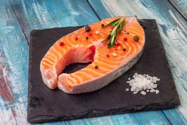 Bife Peixe Salmão Cru Com Especiarias Limão Pedra Preta Mesa — Fotografia de Stock