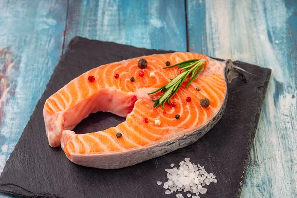 Bife Peixe Salmão Cru Com Especiarias Limão Pedra Preta Mesa — Fotografia de Stock