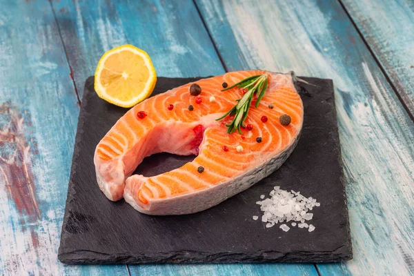 Bife Peixe Salmão Cru Com Especiarias Limão Pedra Preta Mesa — Fotografia de Stock