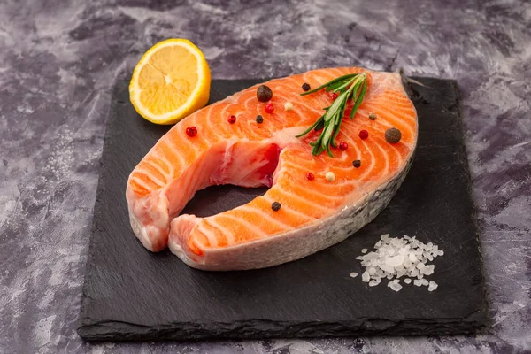 Bistecca Pesce Salmone Crudo Con Sale Rosmarino Limone Erbe Fondo — Foto Stock