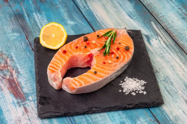 Bife Peixe Salmão Cru Com Especiarias Limão Pedra Preta Mesa — Fotografia de Stock