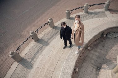 Boş sokaklar, koronavirüs, hastalık, enfeksiyon, karantina, tıbbi maske gibi arka planda birbirine aşık bir çiftin portresi.