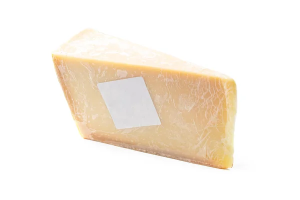 白いラベルのプラスチック包装に包まれたオランダの赤いワックスグウダチーズの隔離されたくさび — ストック写真