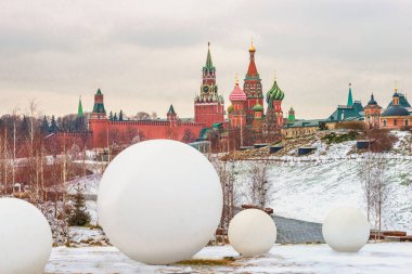 Moskova Kremlin 'in Spaskaya Kulesi' ndeki (Kurtarıcılar Kulesi) Zaryadye Parkı manzaralı güzel bir kış şehri. Basil Katedrali. Dikey.