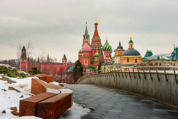 从Zaryadye公园俯瞰莫斯科克里姆林宫和圣十字城被盖住的Spaskaya塔 救主塔 的美丽冬季城市风景罗勒大教堂垂直方向 — 图库照片