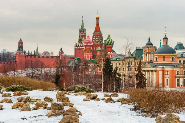 从Zaryadye公园俯瞰莫斯科克里姆林宫和圣十字城被盖住的Spaskaya塔 救主塔 的美丽冬季城市风景罗勒大教堂垂直方向 — 图库照片