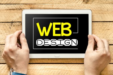 Web Tasarım elinde tablet ekranında