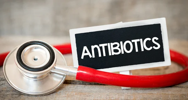 Antibiotica inscriptie door stethoscoop — Stockfoto