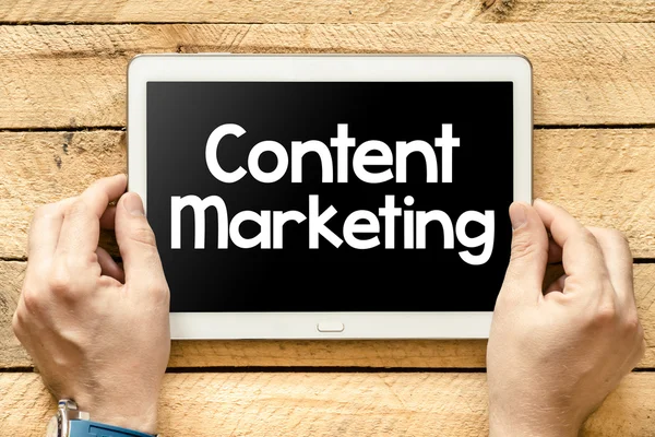 Content marketingu na ekranie tabletu w ręce — Zdjęcie stockowe