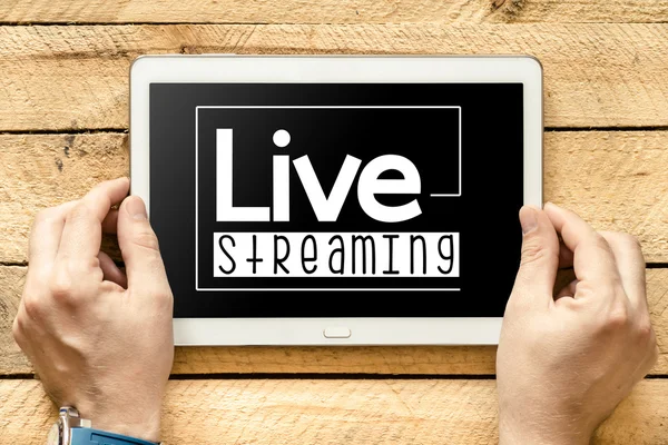 Live streaming op de Tablet PC-scherm in handen — Stockfoto