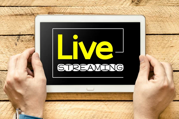 Elinde tablet ekranında canlı akış