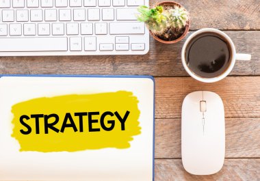 Strateji kart üzerinde çalışma masası