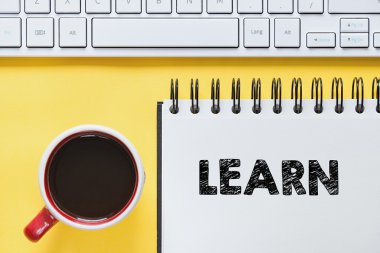 Defter üzerinde yazıt öğrenin