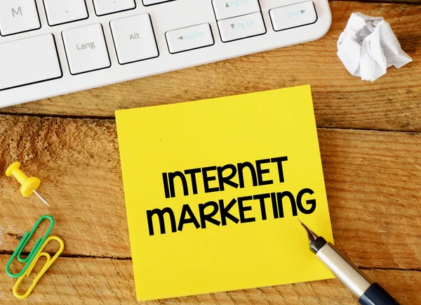 Adesivo carta con iscrizione internet marketing — Foto Stock