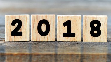 ahşap tuğla üzerinde siyah metin