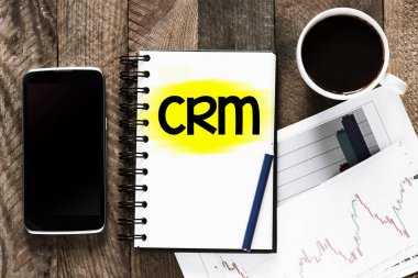 Kahve fincanı ile akıllı telefon