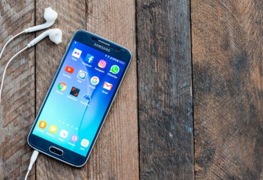 ahşap masa akıllı telefon