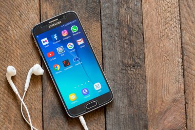 ahşap masa akıllı telefon