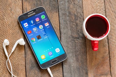 Kahve fincanı ile akıllı telefon