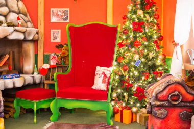 şömine yakın hediye ile kırmızı sandalye