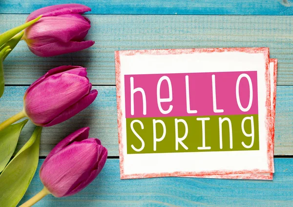 Tulipanes con texto hola primavera —  Fotos de Stock