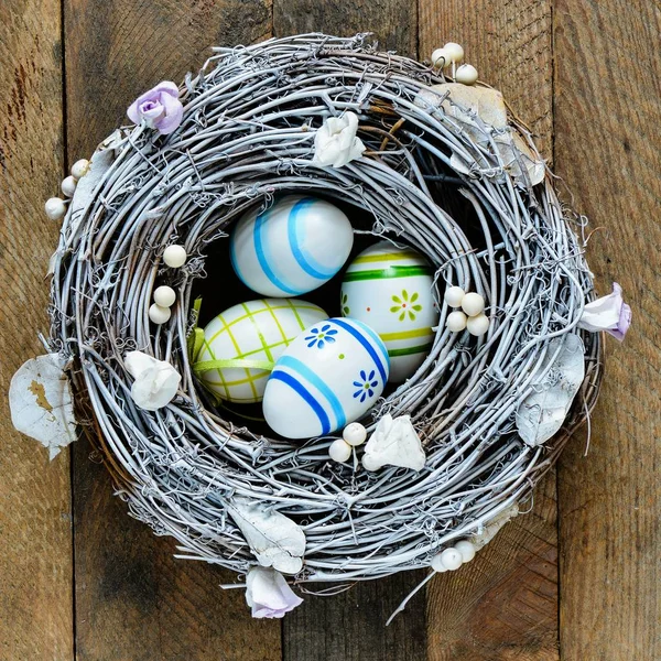 Dřevěné hnízdo s vejci — Stock fotografie