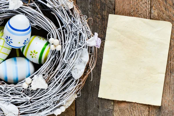 Nido de madera con huevos —  Fotos de Stock