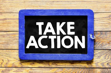 Kitabe bir tahtaya yazılmış