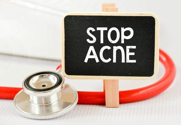 Schoolbord met inscriptie stop acne — Stockfoto