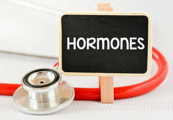 Доска с гормонами — стоковое фото