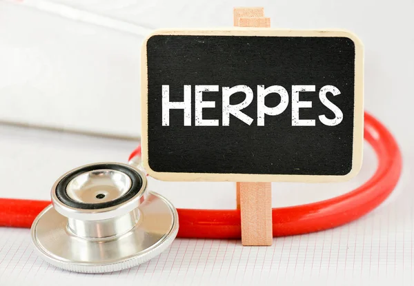 Lavagna con iscrizione herpes — Foto Stock