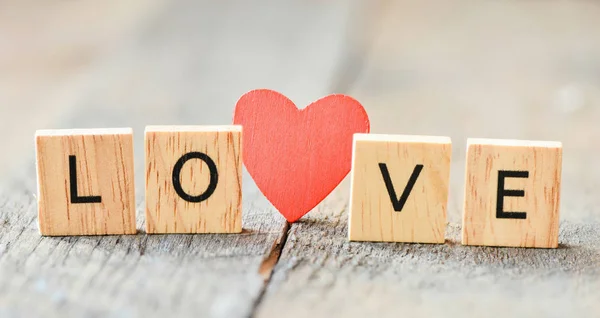 Kostky s slovo láska a srdce — Stock fotografie