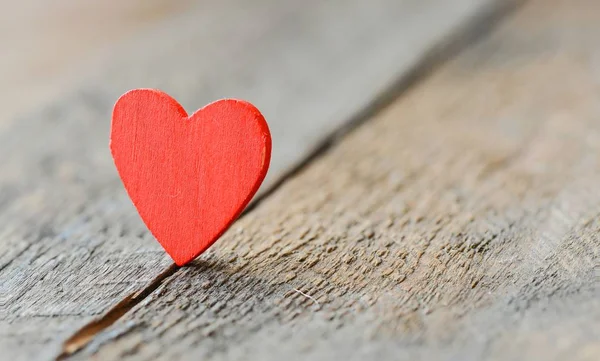Coeur rouge en bois sur la table — Photo