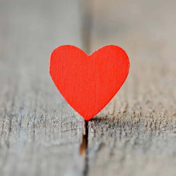 Coração vermelho de madeira na mesa — Fotografia de Stock
