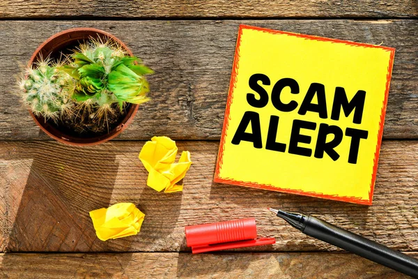 Papper klistermärke med inskriptionen scam varning — Stockfoto