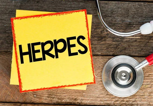 Adesivo con iscrizione herpes — Foto Stock