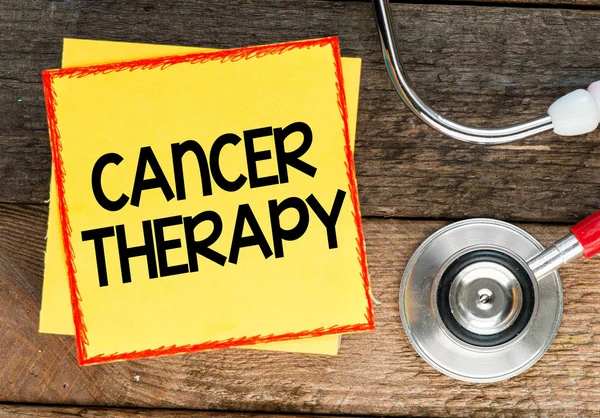 Наклейка с лечением рака надписью — стоковое фото