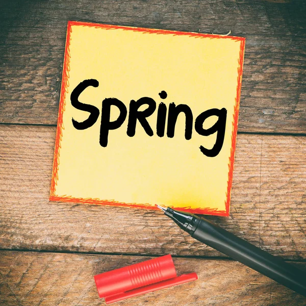 Texto de primavera en nota amarilla — Foto de Stock