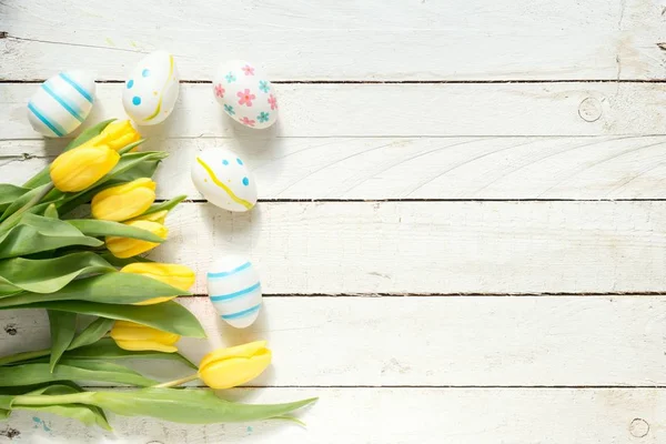 Huevos de Pascua y flores en la mesa —  Fotos de Stock