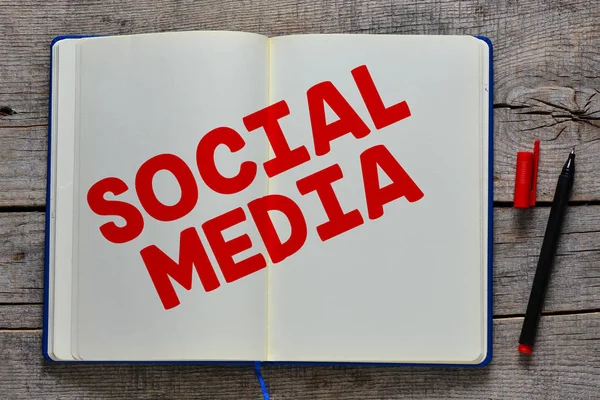 Quaderno con iscrizione sui social media — Foto Stock