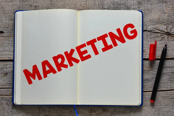 Caderno com inscrição de marketing — Fotografia de Stock