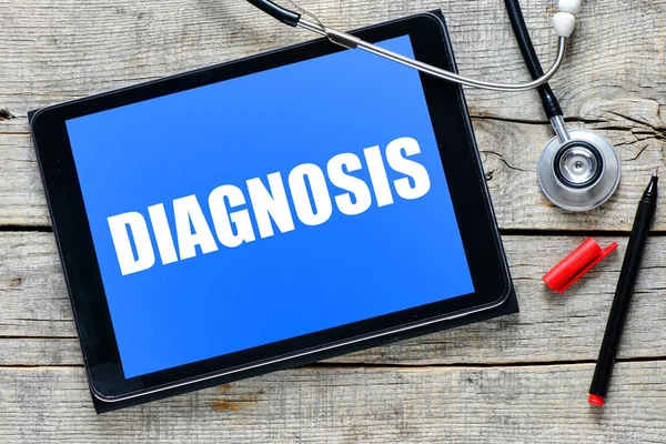 Diagnosi su tablet pc con stetroscopio — Foto Stock