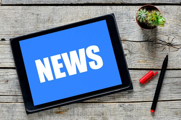 Tablet pc met inscriptie nieuws — Stockfoto