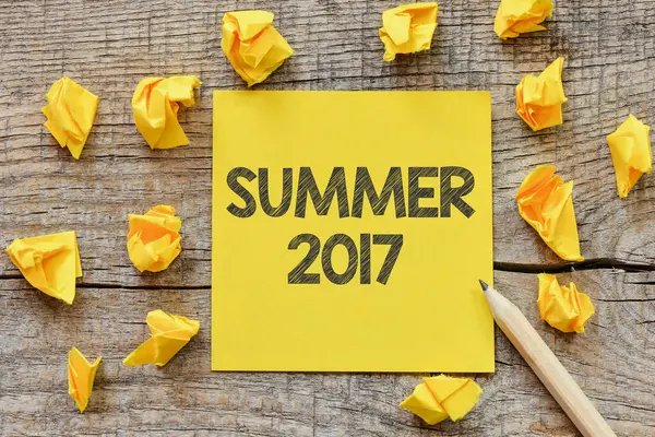 Uwaga: lato 2017 tekst na żółtym — Zdjęcie stockowe