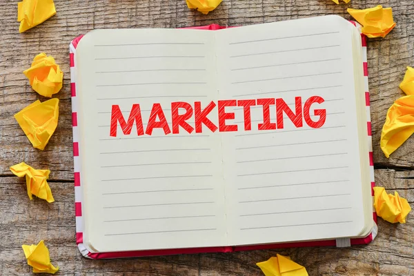 Notebook met inscriptie marketing — Stockfoto