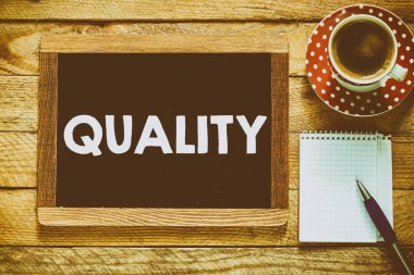 Yazı tahtası üzerinde kalite kontrol.