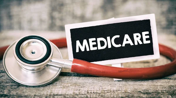 Ιατρική αντίληψη. Μαυροπίνακας με medicare — Φωτογραφία Αρχείου