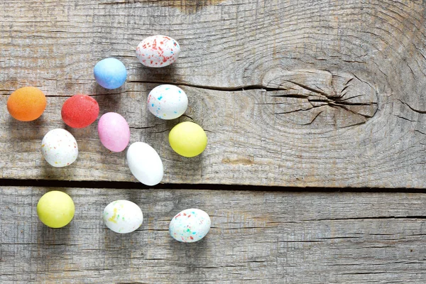 Huevos de Pascua sobre fondo de madera — Foto de Stock